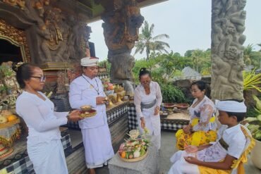 Telat Metebusan Melik, Kadek Dede “HOMO”? Begini Kisahnya..